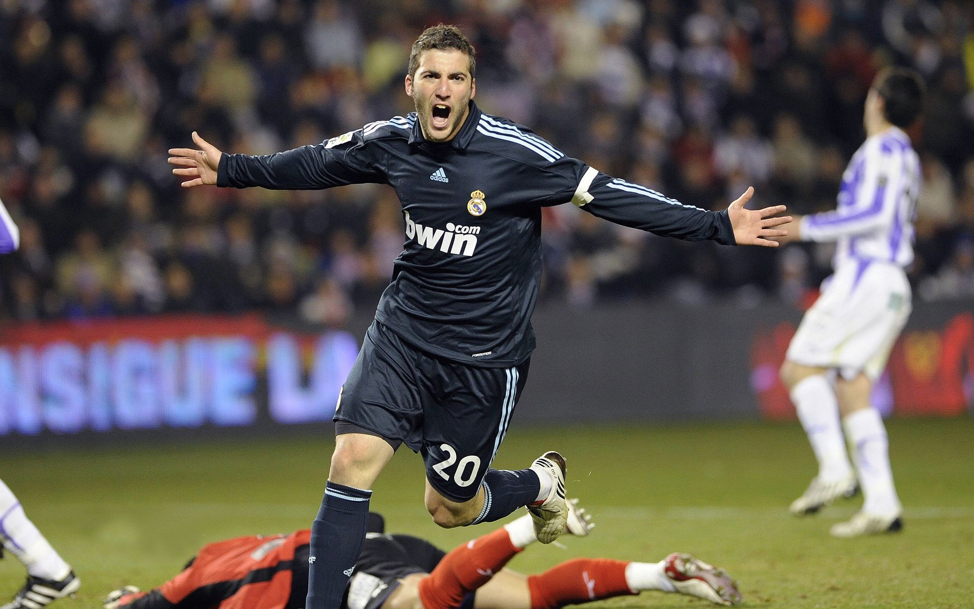 世界杯悬念迭起：치境中演绎逆转奇迹